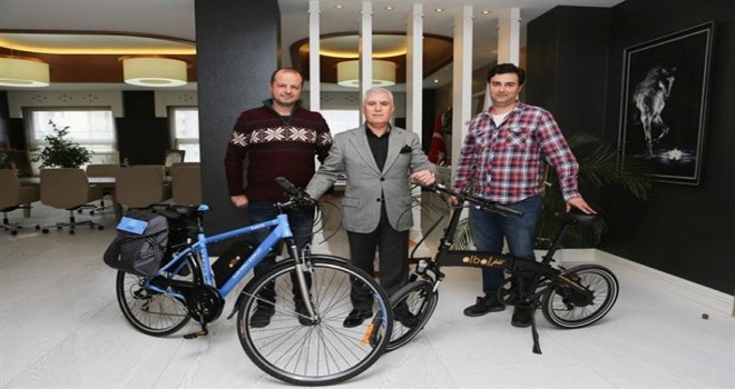 Türk mühendisler bisiklet tasarımlarını Başkan Bozbey’e tanıttı