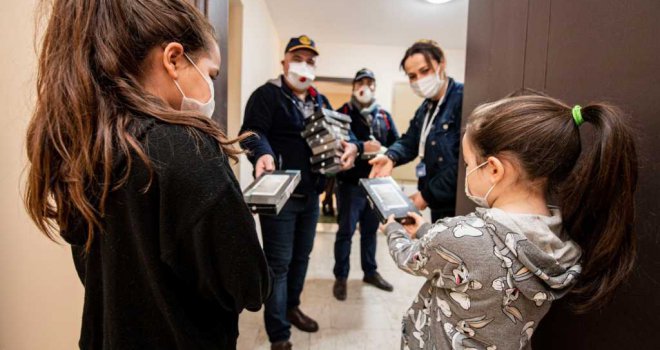 Depremzede çocuklara Ankara’dan tablet desteği