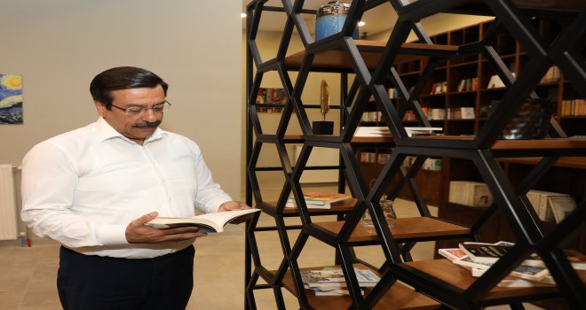 Başkan Atilla 'Kitap Kahve'de incelemelerde bulundu