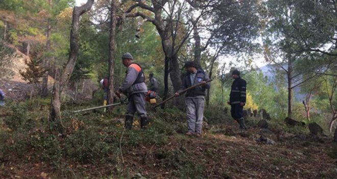 Alanya'daki mezarlıklarda 86 kişilik ekiple temizlik