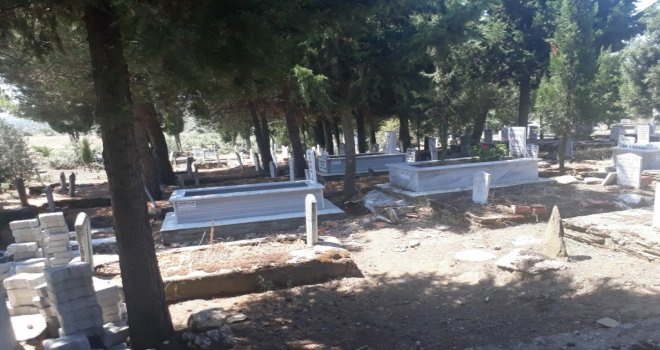Salihli'de Mezarlık Temizlikleri Devam Ediyor