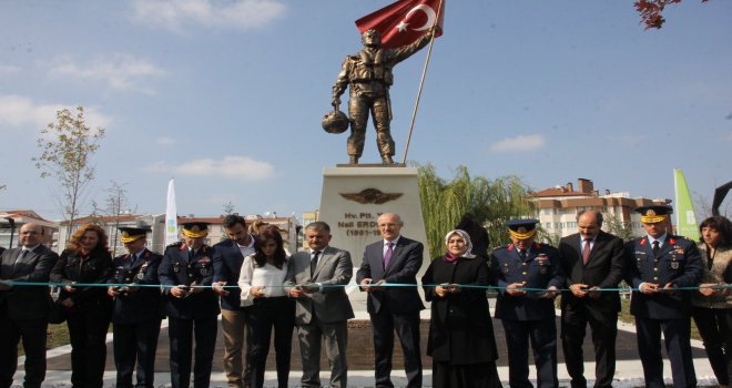 Balıkesir'de Şehit Hava Pilot Yüzbaşı Nail Erdoğan heykeli törenle açıldı.