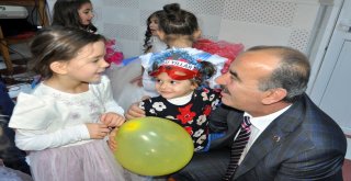 Türkyılmaz’dan miniklere yeni yıl ziyareti