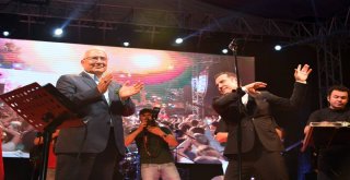 Binlerce Mersinli Ferhat Göçer'in Şarkılarına Hep Bir Ağızdan Eşlik Etti