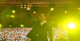 Binlerce Mersinli Ferhat Göçer'in Şarkılarına Hep Bir Ağızdan Eşlik Etti