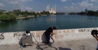 Tarihi Taşköprü’deki çirkinliğin izleri siliniyor