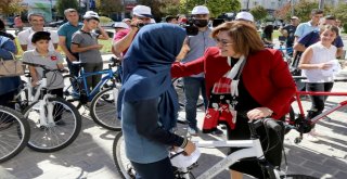 ŞAHİN, BAŞARILI ÖĞRENCİLERE BİSİKLET HEDİYE ETTİ