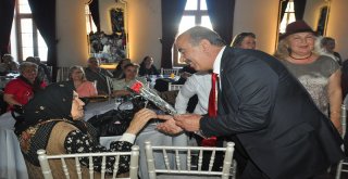 BAŞKAN TÜRKYILMAZ’DAN ANNELERE KARANFİL