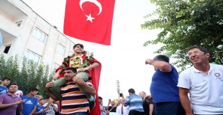 Büyükşehir Belediyesi Dünya Şampiyonunu Havaalanında Karşıladı
