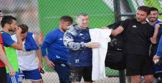 Manisa Büyükşehir Belediyespor'un Emektar Malzemecisine Brezilya Usulü Kutlama