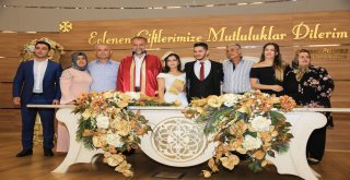 35 ÇİFT DÜNYA EVİNE GİRDİ
