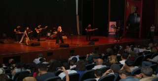 Ömür Gedik Şarkılarını Anneler İçin Söyledi