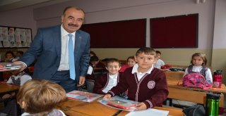MİNİK ÖĞRENCİLERE İLK HEDİYELER BAŞKAN TÜRKYILMAZ’DAN