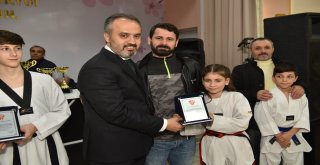 Uçan tekmelerin sertifikası Başkan Aktaş'tan