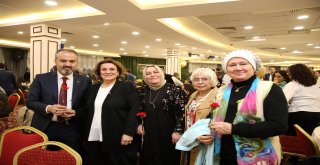 Başkan Aktaş'tan kadınlara karanfil