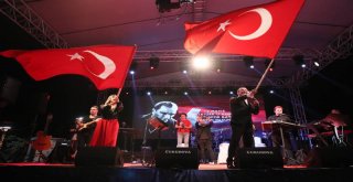 Binlerce Mersinli Ferhat Göçer'in Şarkılarına Hep Bir Ağızdan Eşlik Etti