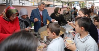Başkan Karaosmanoğlu, ‘’Önce kütüphaneyi açtı, sonra kitap okudu’’