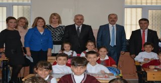 MİNİK ÖĞRENCİLERE İLK HEDİYELER BAŞKAN TÜRKYILMAZ’DAN