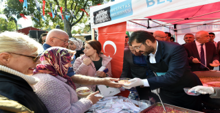 Başkan Hazinedar Beşiktaş’ta Aşure Dağıttı!