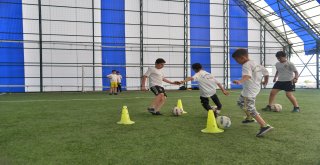 Futbol kursundan 976 çocuk yararlanıyor