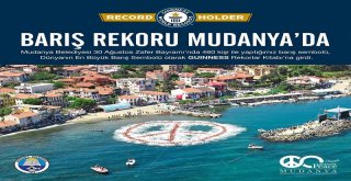 BAŞKAN HAYRİ TÜRKYILMAZ, 460 GÖNÜLLÜ İLE MUDANYA’NIN ADINI GUINNESS REKORLAR KİTABINA YAZDIRDI