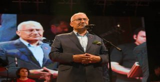 Binlerce Mersinli Ferhat Göçer'in Şarkılarına Hep Bir Ağızdan Eşlik Etti