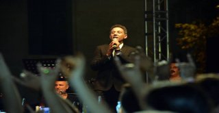 Mustafa Yıldızdoğan Ve Songül Karlı Tarsus'u Salladı