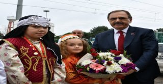 Başkan Zihni Şahin'e Minik Öğrencilerden Sevgi Seli.