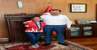 MİLLİ YÜZÜCÜ ÖZTÜRK'TEN ZİYARET