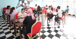 Başkan Karaosmanoğlu, ‘’Önce kütüphaneyi açtı, sonra kitap okudu’’