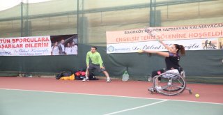 ÜNLÜLER, ENGELLİ TENİSÇİLERLE BİR ARAYA GELDİ