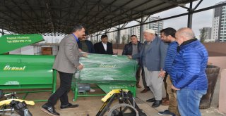 Büyükşehir'den çiftçilere badem soyma makinesi