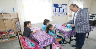 ÖĞRENCİLERE İLK HEDİYELERİ BAŞKAN TÜRKYILMAZ’DAN