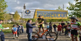 Diyarbakır'da '1. Büyükşehir Belediyesi Bisiklet Yarışması' düzenlendi