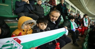 Başkan maçı Nusaybinli çocuklarla izledi