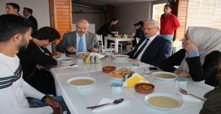Balıkesir Büyükşehir Belediyesi 'Akıllı Kent Balıkesir' projesi kapsamında daha önce sosyal alanlarda uygulamaya koyduğu ücretsiz güvenli internet erişimini toplu taşıma araçlarında da vatandaşların h