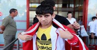 Büyükşehir Belediyesi Dünya Şampiyonunu Havaalanında Karşıladı