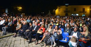 İTALYA'DA ERGUVAN ESİNTİSİ