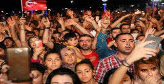 Binlerce Mersinli Ferhat Göçer'in Şarkılarına Hep Bir Ağızdan Eşlik Etti