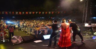 Ergene'de Zafer Bayramı Coşkusu Burcu Güneş'le Tavan Yaptı