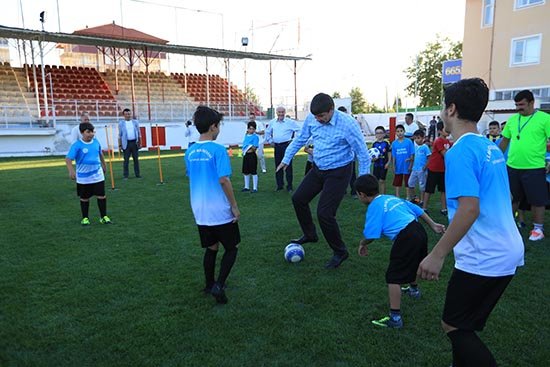 Başkan Türel, Elmalı'da gençlerle maç yaptı