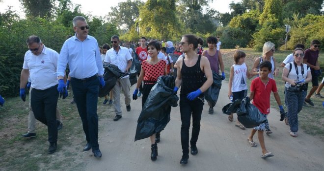 Aydilge Longoz'da çöp topladı