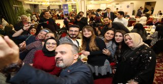 Başkan Aktaş'tan kadınlara karanfil