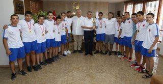 TÜRKİYE BİRİNCİSİ HBB SUTOPU TAKIMI'NDAN BAŞKAN SAVAŞ'A ZİYARET