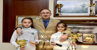 Başkan Kurtulan'dan şampiyon raketlere kutlama