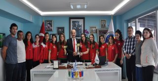 DİNÇ SPOR YILDIZ KIZLAR  HENTBOL TAKIMI BİRİNCİLİK KUPASINI BAŞKAN TÜRKYILMAZ’A TAKDİM ETTİ