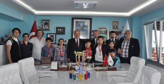 MAVİ YILDIZ SPOR KULÜBÜ, ŞAMPİYONLUK KUPASINI BAŞKAN TÜRKYILMAZ’A HEDİYE ETTİ