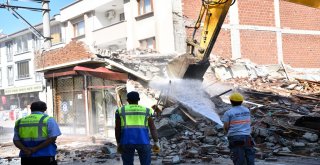 Görüntü Kirliliği Oluşturan Ve Trafiğe Engel Olan Yapılar Kaldırılıyor