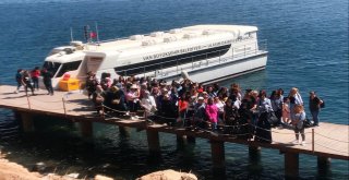 KADIN PERSONEL AKDAMAR ADASINI GEZDİ