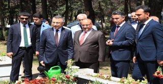 Cumhurbaşkanı Yardımcısı Fuat Oktay ve Başkan Hasan Can Ümraniye Kocatepe Şehitliğini Ziyaret Etti